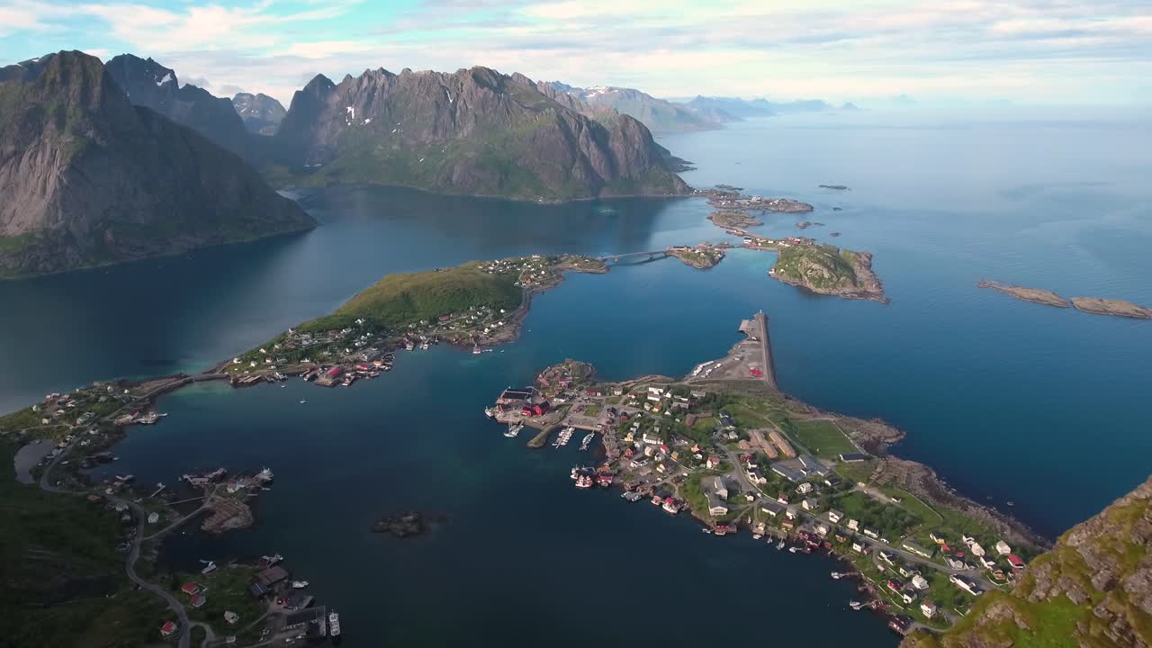하이커 여성이 손을 들고 서서 꼭대기에 도달하고 있습니다.