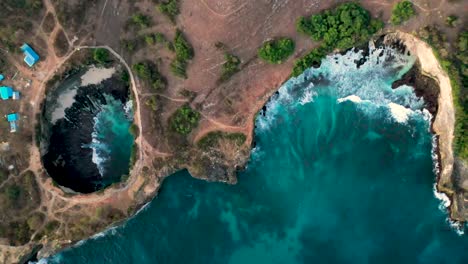 Aerial-shot-of-the-Broken-Beach-famous-tourist-place-on-the-Nusa-Penida-island,-Indonesia