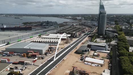 tomada de drones de la torre de telecomunicaciones , un rascacielos en montevideo y el paseo marítimo a lo largo de la costa de montevideo, uruguay