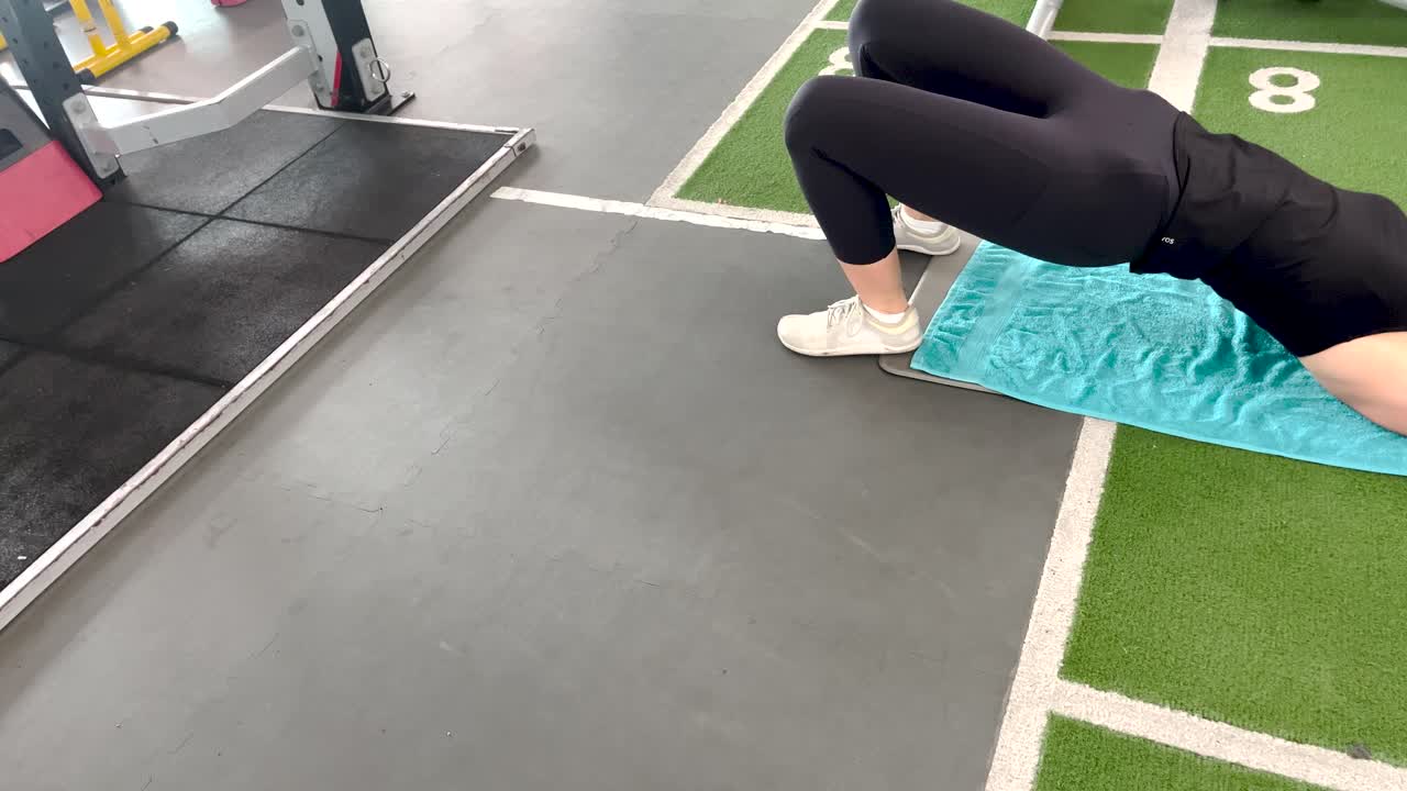 un individuo realiza ejercicios en el suelo, levantando su cuerpo del suelo y extendiendo sus brazos, personificando los valores de aptitud y vitalidad