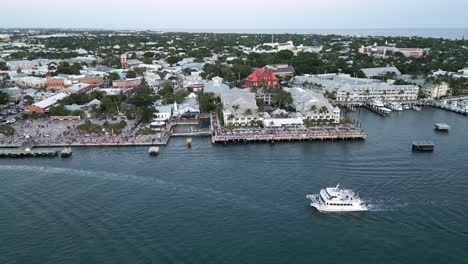 vista aérea clave del oeste de personas que se reúnen para la celebración del atardecer en mallory square