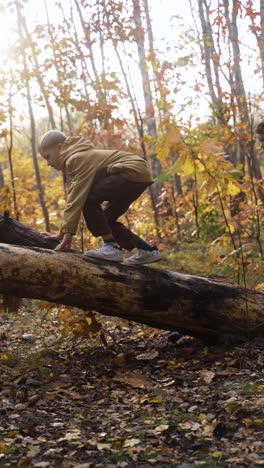 des enfants jouant dans la nature.