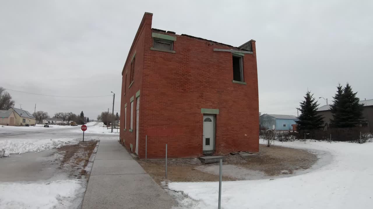 겨울 동안 캐나다 앨버타 근처의 작은 마을에 있는 오래된 버려진 벽돌 건물
