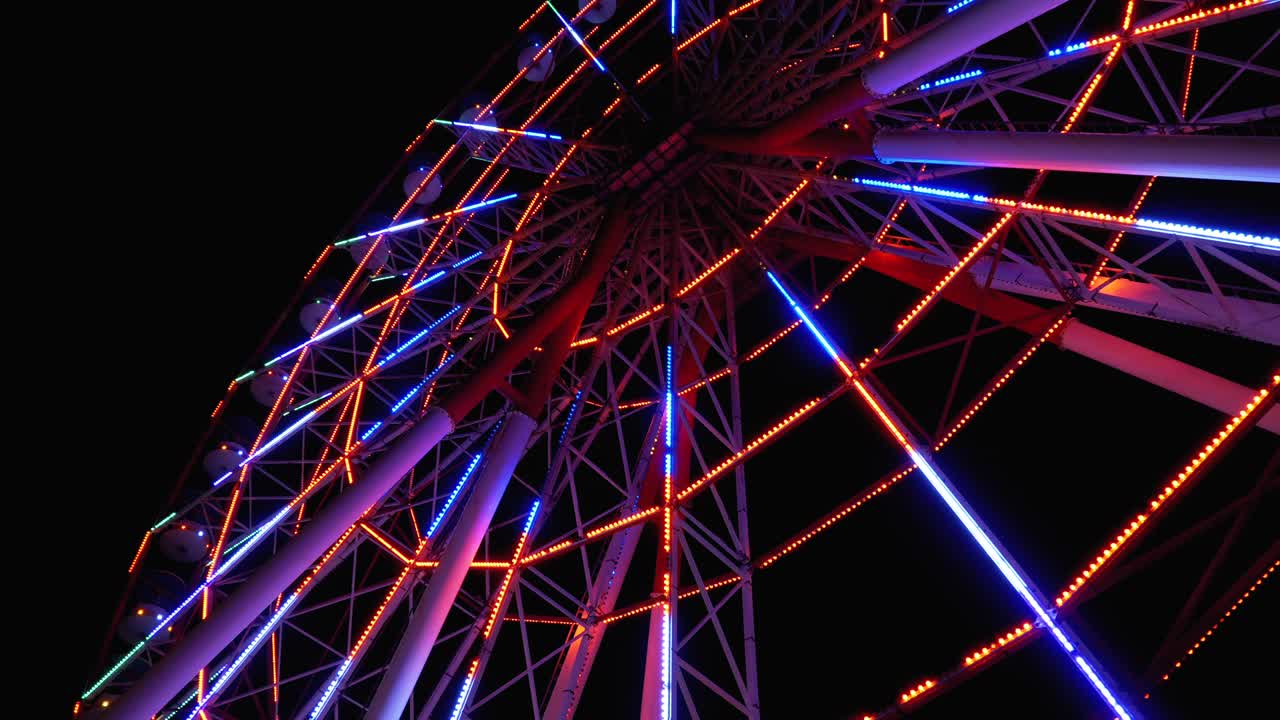 불빛이 있는 페리스 이 밤에 회전합니다.