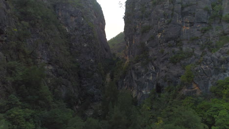 Luftdrohne-Steigt-An-Einem-Nebligen-Wintermorgen-Im-Bungonia-Nationalpark-In-New-South-Wales-Nach-Vorne-Und-Nahe-Am-Rand-Des-Canyons-In-Eine-Riesige-Schlucht-Im-Dichten-Australischen-Buschland-Ab