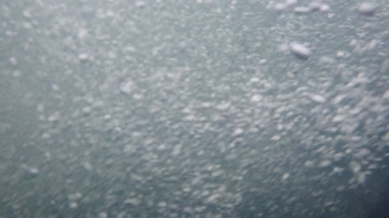 동요된 강의 놀라운 기포