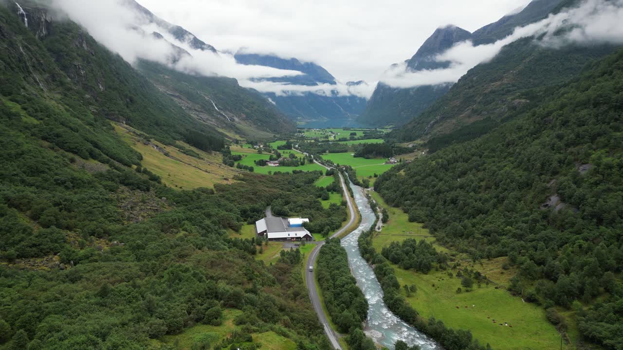 carretera panorámica desde el lago oldevatnet hasta el glaciar briksdal en noruega - aérea