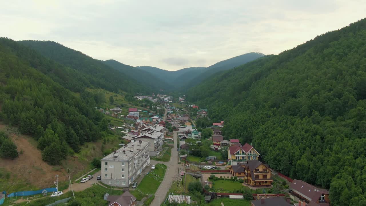 Widok z powietrza na górską wioskę