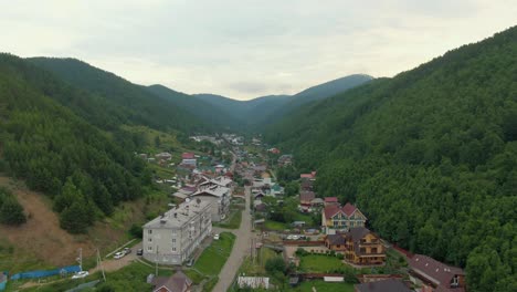 vista aérea de la aldea de montaña