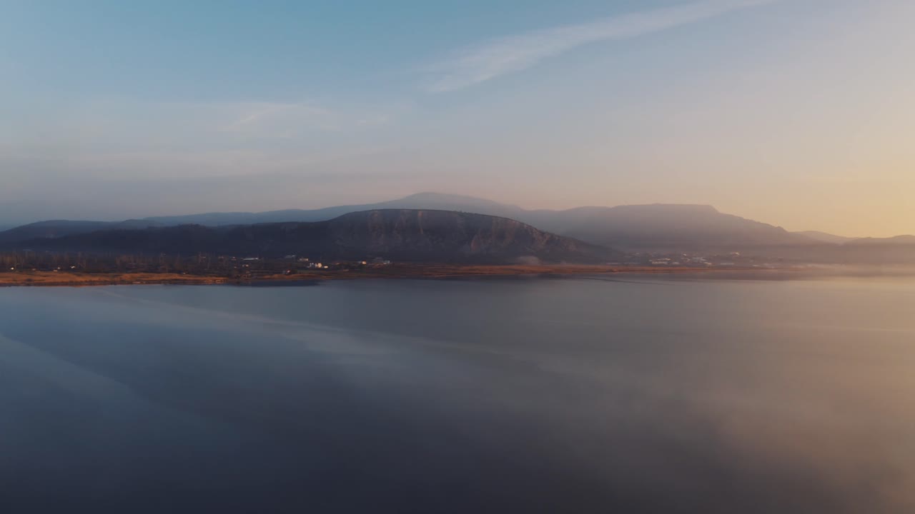 вид на спокойное море в сумерках - прекрасная природа - снимок с воздуха