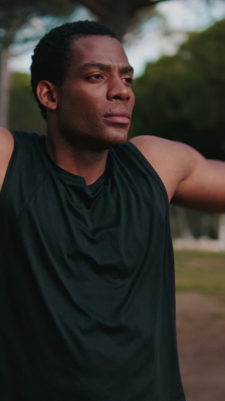 Uomo muscoloso che fa stretching nel parco