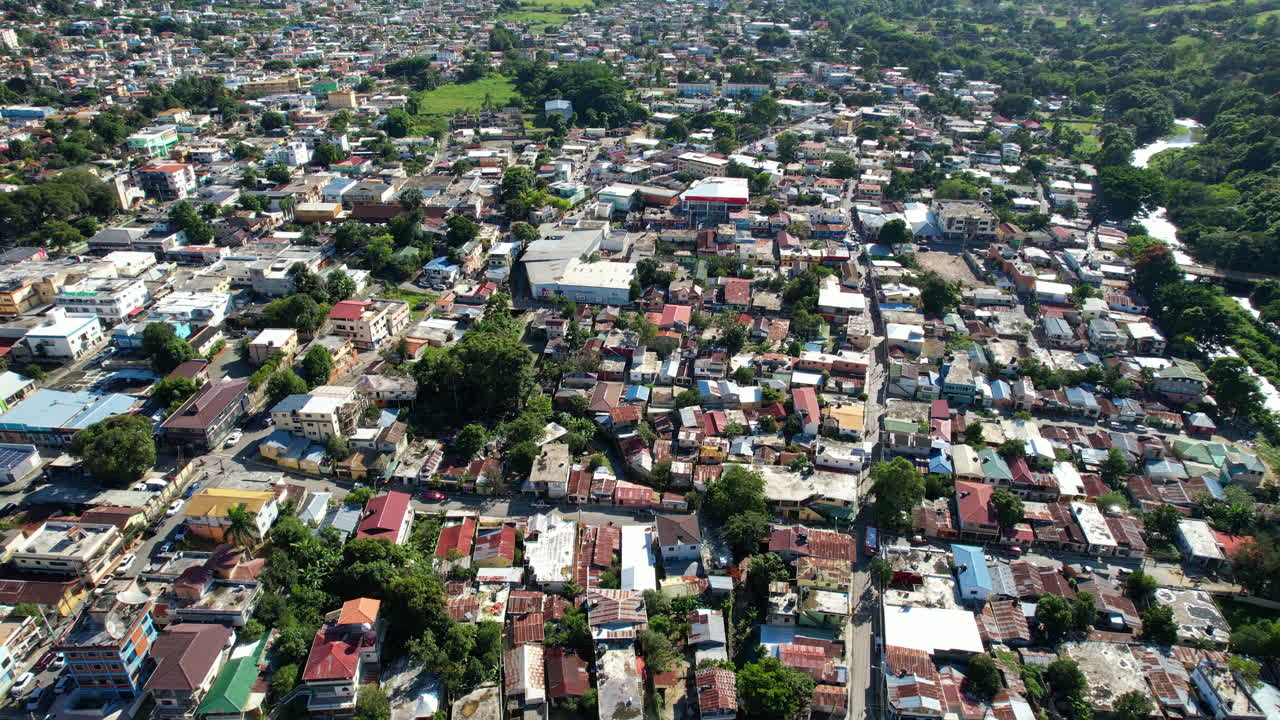Bella città con edifici e quartieri durante una giornata di sole nella Repubblica Dominicana