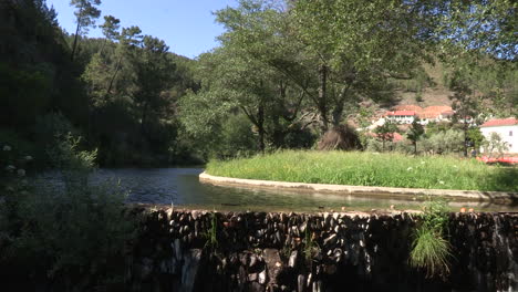 Kleiner-Fluss,-Der-Zwischen-Den-Hügeln-Und-Dem-Dorf-Pomar---Castelo-Branco---Fließt