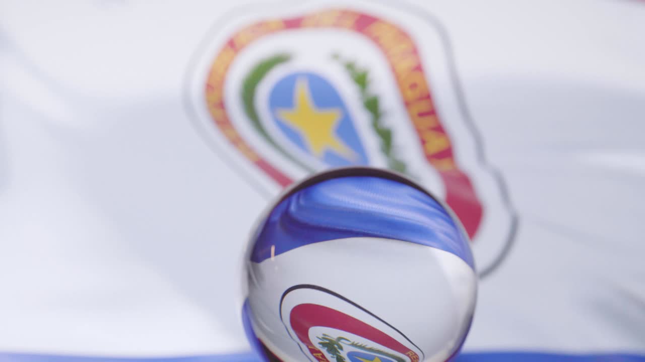 파라과이 발이 파란 하늘을 향해 4k로 흔들리고 있습니다.