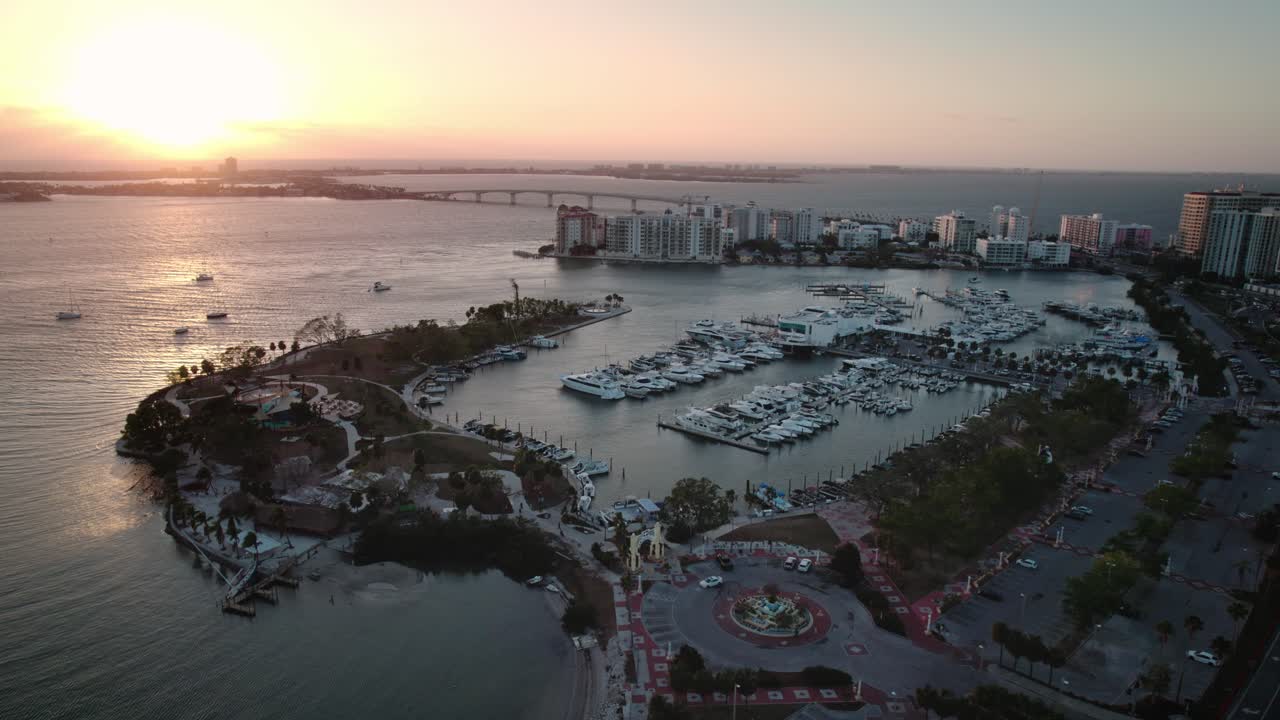 Vuelo de dron sobre la puesta de sol cerca de Sarasota, FL.