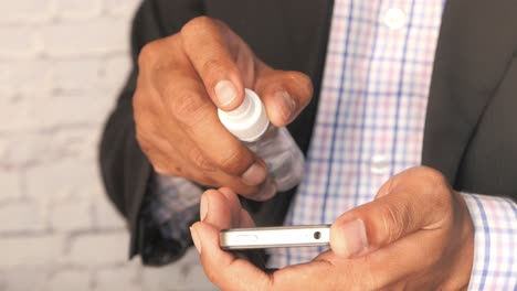 limpieza de un teléfono móvil con desinfectante