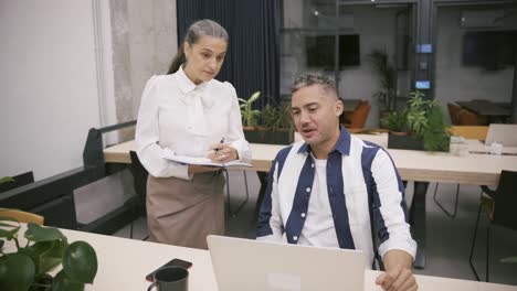 Chief taking note of a worker&#039;s comments