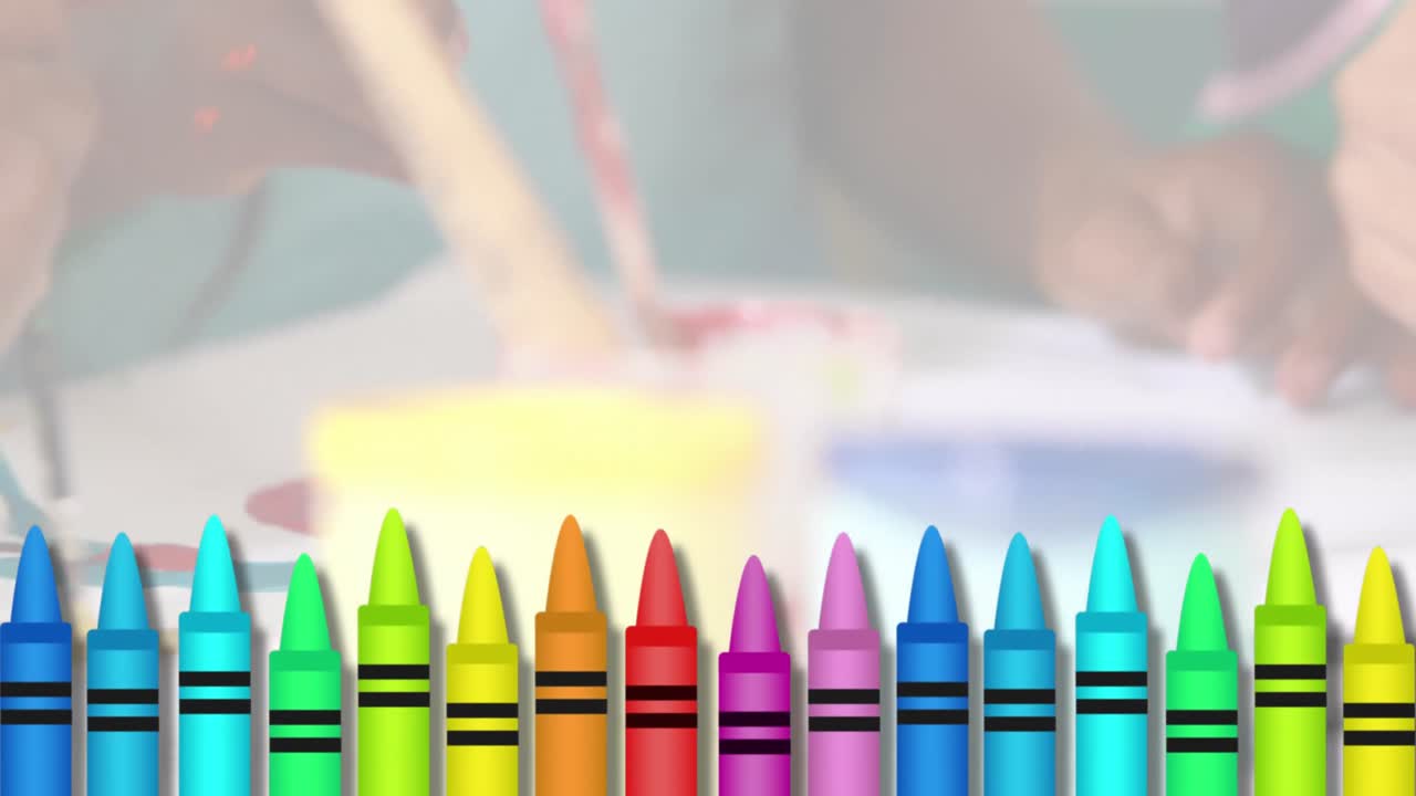 animación de crayones de colores iconos contra la sección media de los niños colorear en la clase en la escuela.