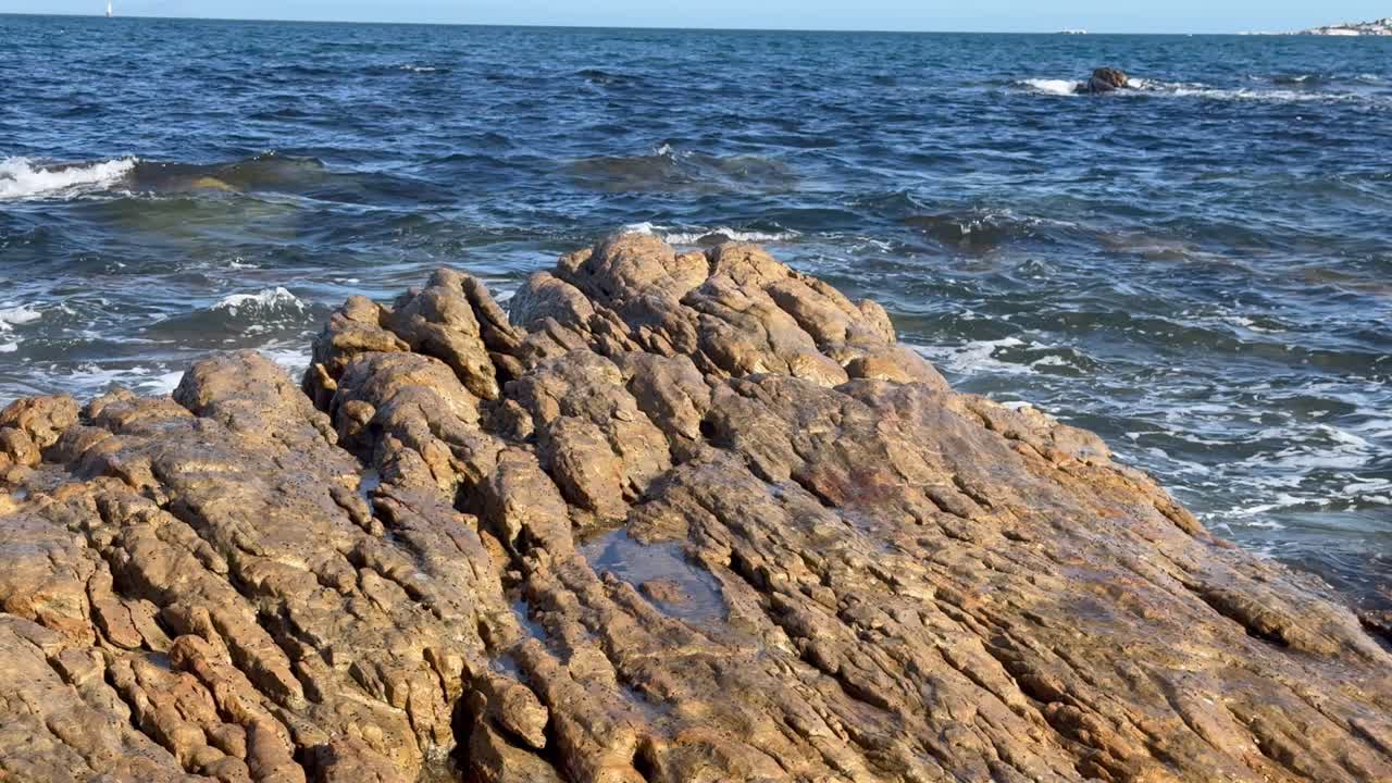 Klippefremspring ved en strand i Sydafrikas berømte False Bay