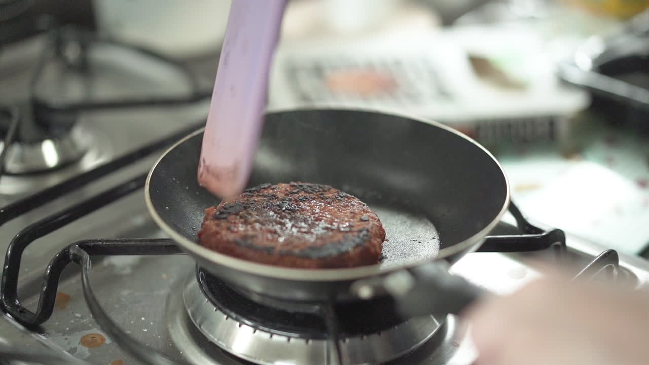 Vegansk växtbaserad burgare steks i stekpanna