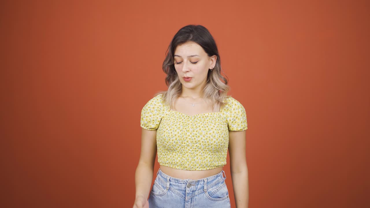 빈 지갑을 바라보는 빈곤한 젊은 여성.