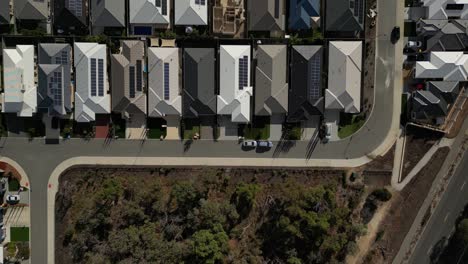 Toma-Aérea-Del-Barrio-Australiano-Con-Paneles-Solares-En-La-Azotea-Durante-El-Día-Soleado,-Ciudad-De-Perth