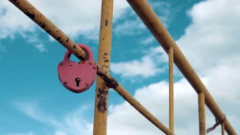 un candado en forma de corazón.