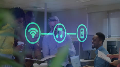 animación de iconos y procesamiento de datos sobre diversas personas de negocios