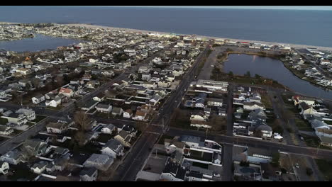 Fliegen-Sie-Mit-Einer-Drohnenaufnahme-Vom-Punkt-Angenehmer-Strand-In-New-Jersey