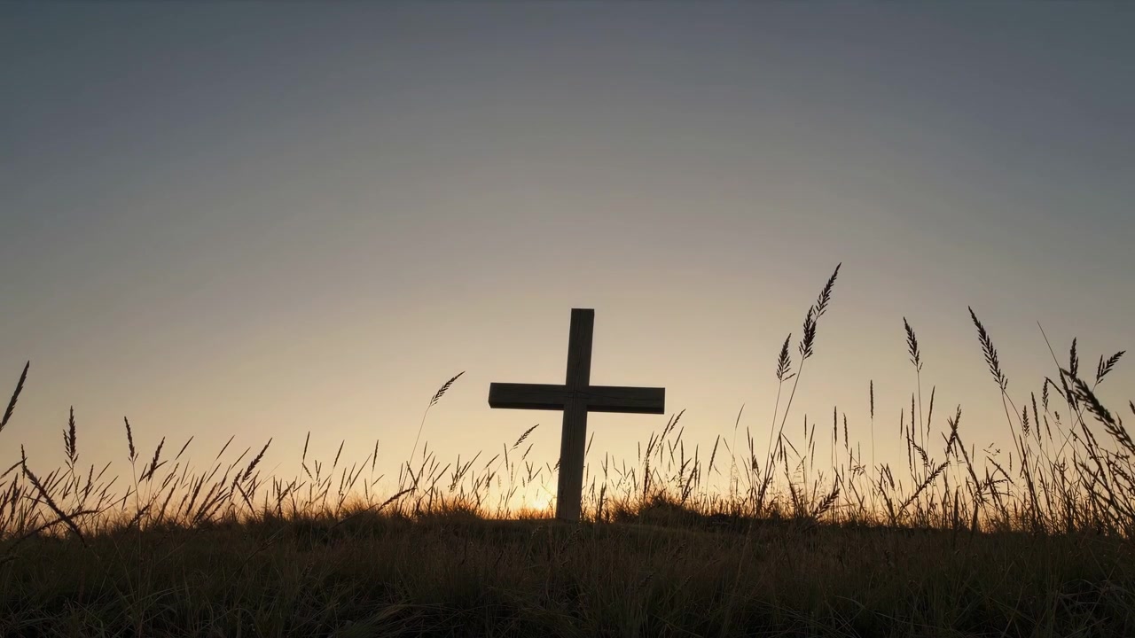 Zeitraffer einer christlichen Kreuz-Silhouette bei Sonnenuntergang