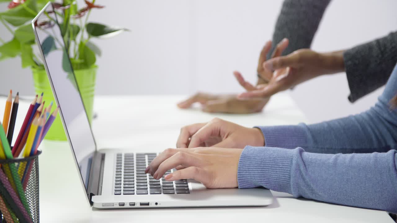 노트북 cu 손에서 일하는 여성