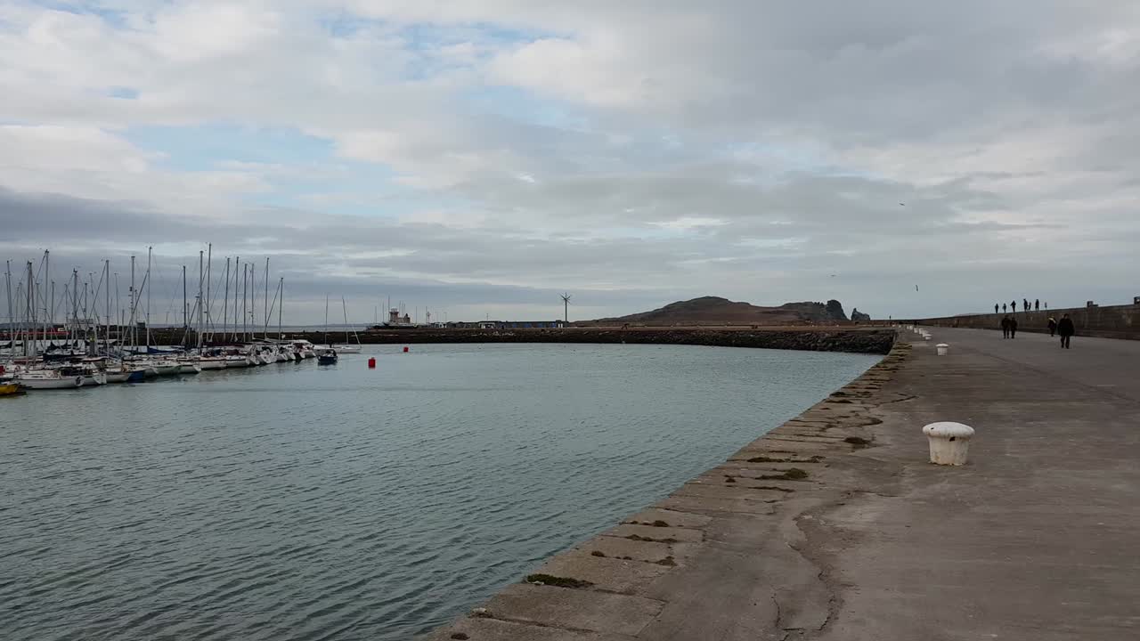 howth pier - una hermosa península y un pequeño suburbio de dublín
