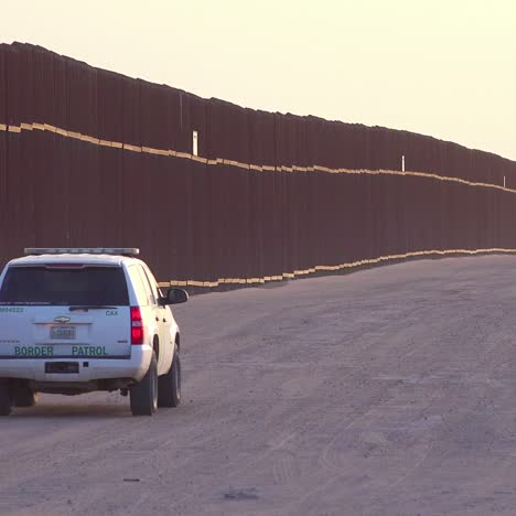 Vehículo-De-La-Patrulla-Fronteriza-Se-Mueve-Cerca-Del-Muro-Fronterizo-En-La-Frontera-De-México-Eeuu-En-Imperial-Sand-Dunes-California