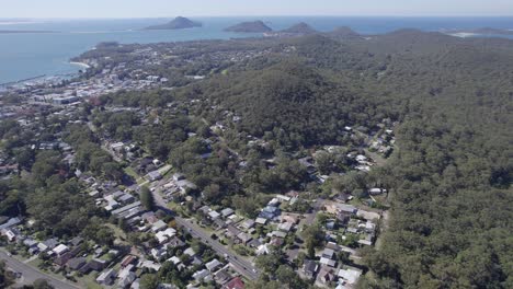 Aerial-View-Of-Gan-Gan-Lookout-And-Surroundings-In-New-South-Wales,-Australia