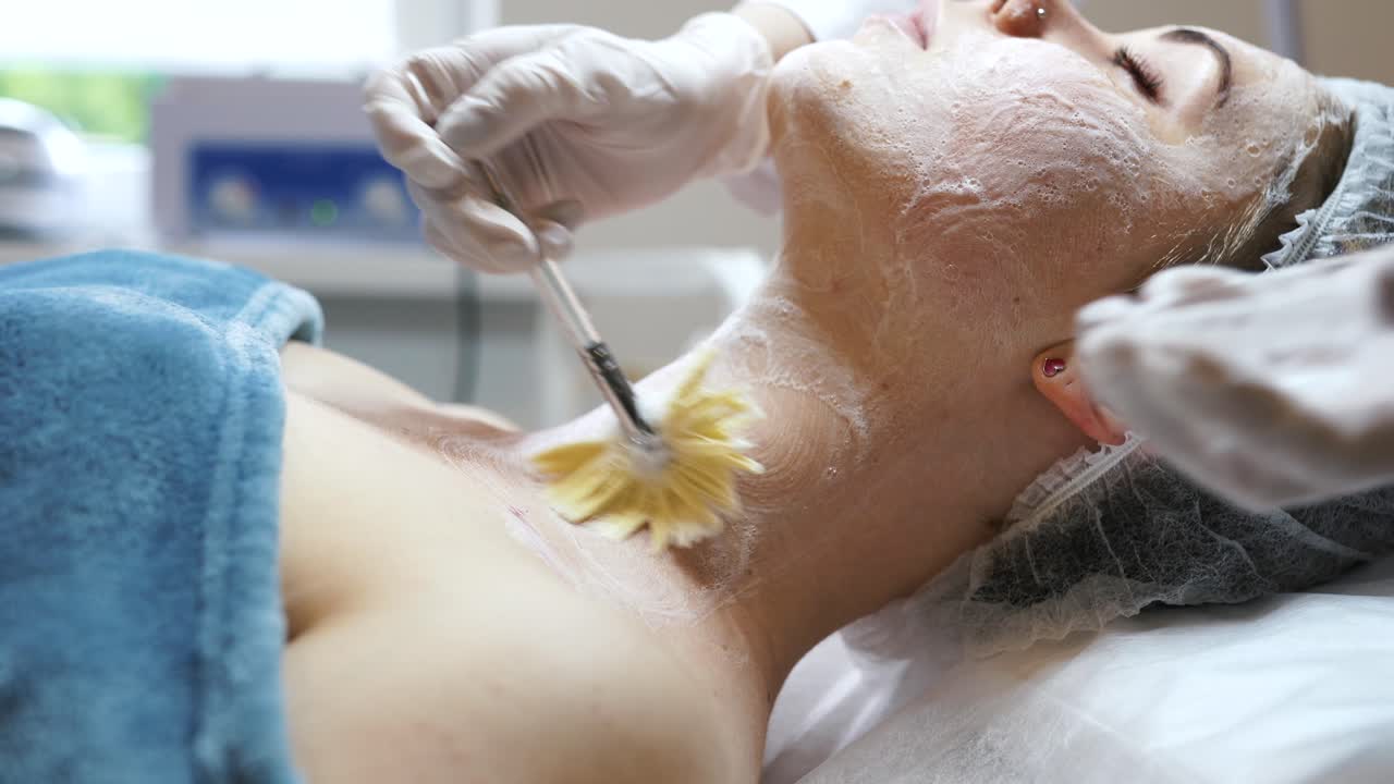 얼굴 치료를 받는 여성