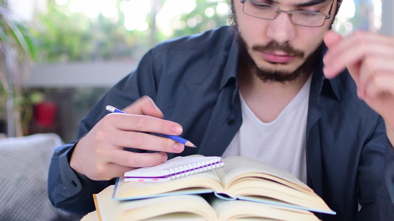 estudiante que estudia en el hogar