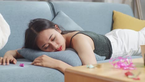 파티 후 소파에 누워있는 여자