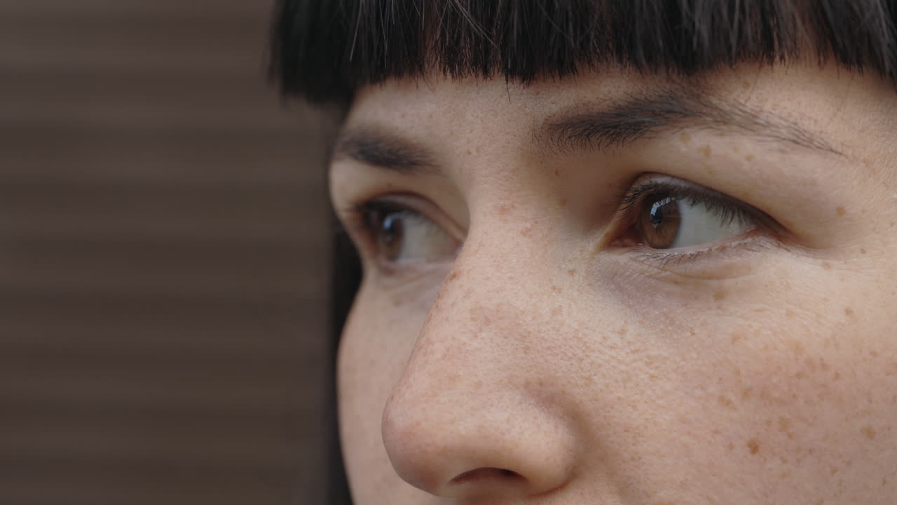 retrato en primer plano de una mujer con pecas