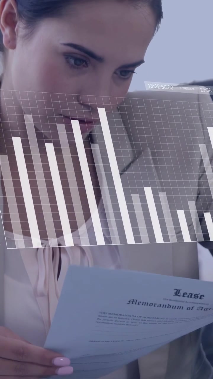 Video verticale: CFO che esamina un contratto di locazione da firmare mentre un collega indica con una penna, generando grafici AR sul telefono.