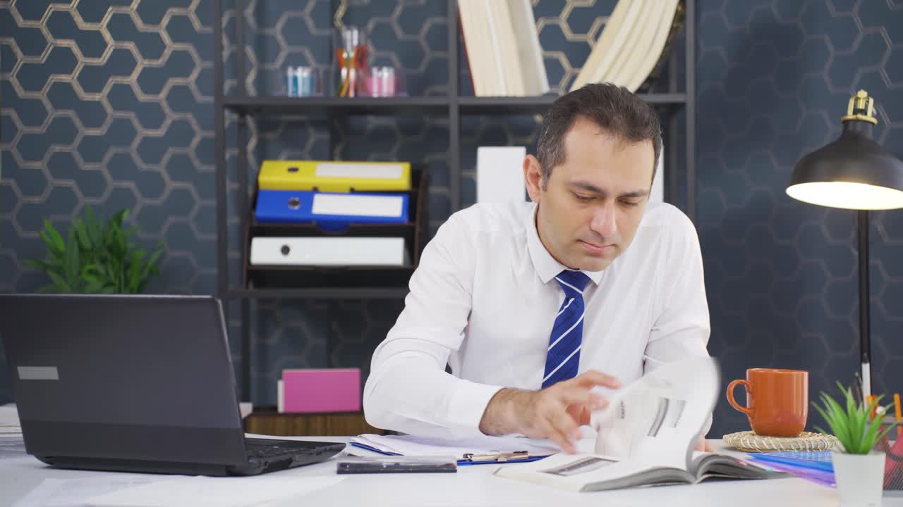 사랑하는 사업가가 카메라 앞에서 심장 기호를 만들고 있습니다.