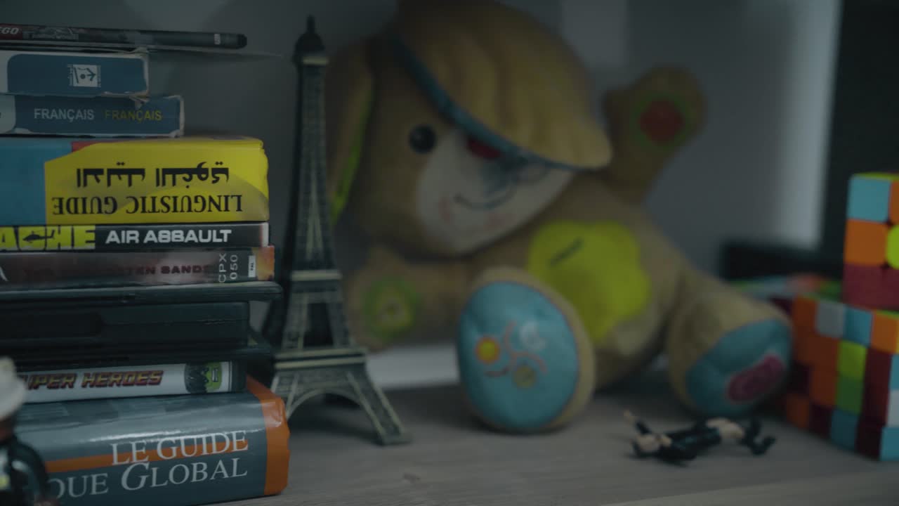 아이가 밤에 책상 위에 그림을 그리고 색 ⁇ 이 있는 페인트로 색을 칠합니다.