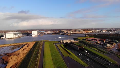 Antena-Sobre-La-Autopista-A15-Ridderkerk-Junto-A-Crezeepolder-Y-Puente-Sobre-El-Norte-En-Segundo-Plano.