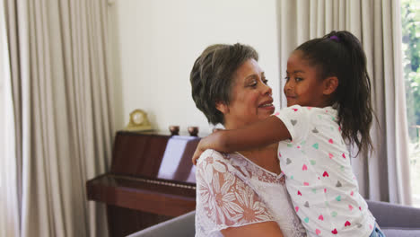 la abuela y la nieta pasan tiempo juntos