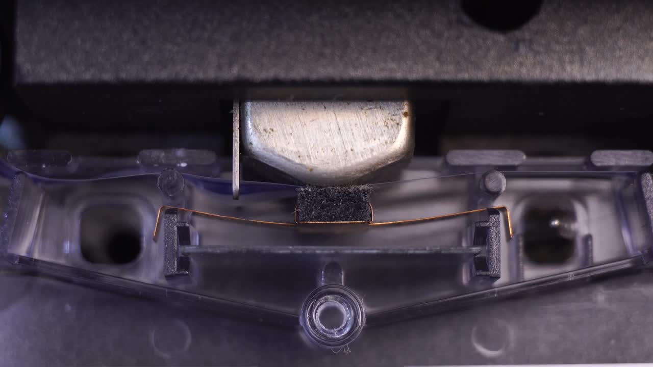 마그네틱 헤드, 오디오 카세트 테이프 재생 시작, 매크로 클로즈업