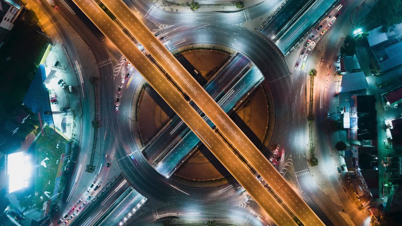 visión aérea de lapso de tiempo o hiperlapso de 4 vías del círculo de parada de la carretera o de la intersección de tráfico nocturno para el concepto de transporte.