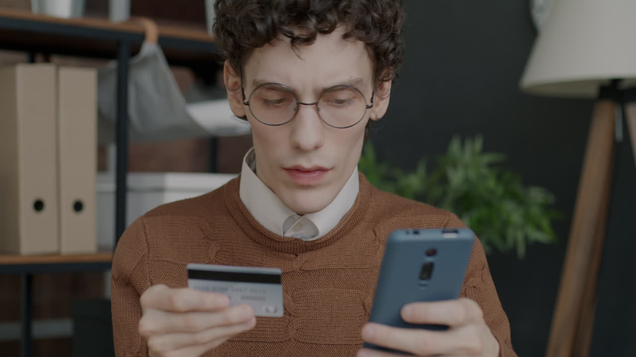 joven pagando en línea con tarjeta de crédito