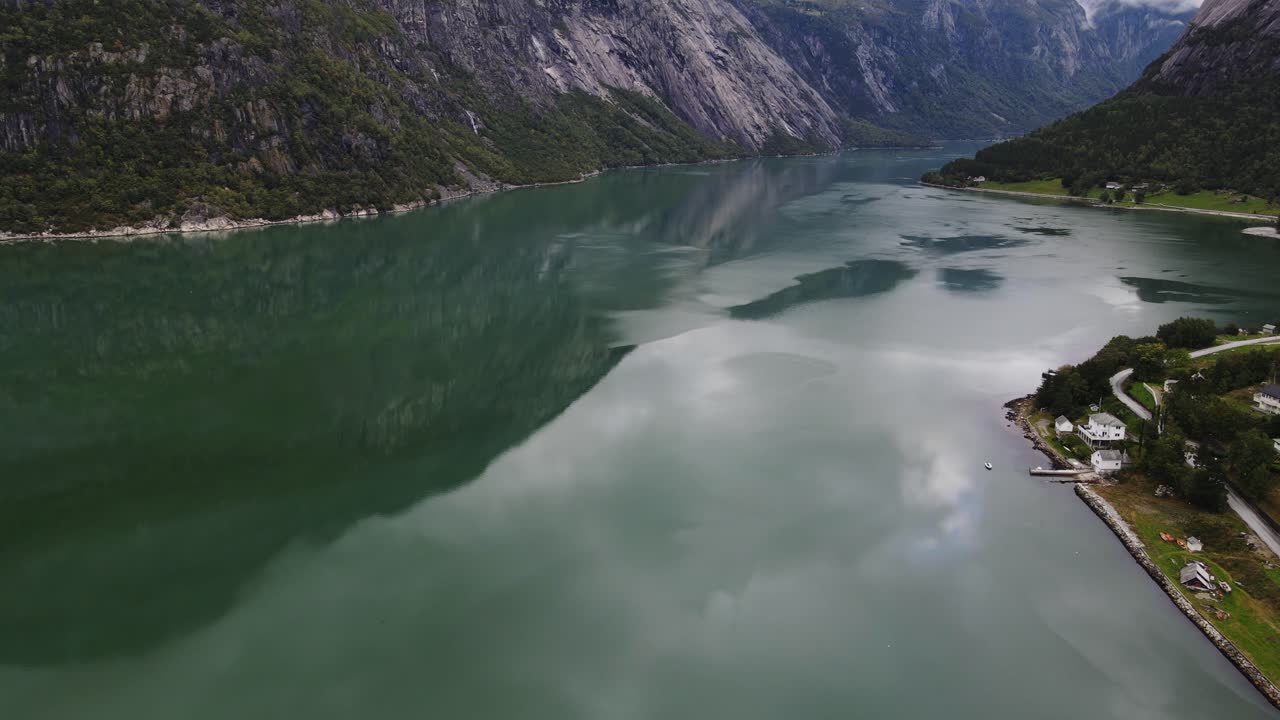 서부 노르웨이의 아름다운 eidfjord의 드론 영상