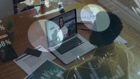 animación de estadísticas y procesamiento de datos sobre una mujer de negocios afroamericana en una videollamada portátil