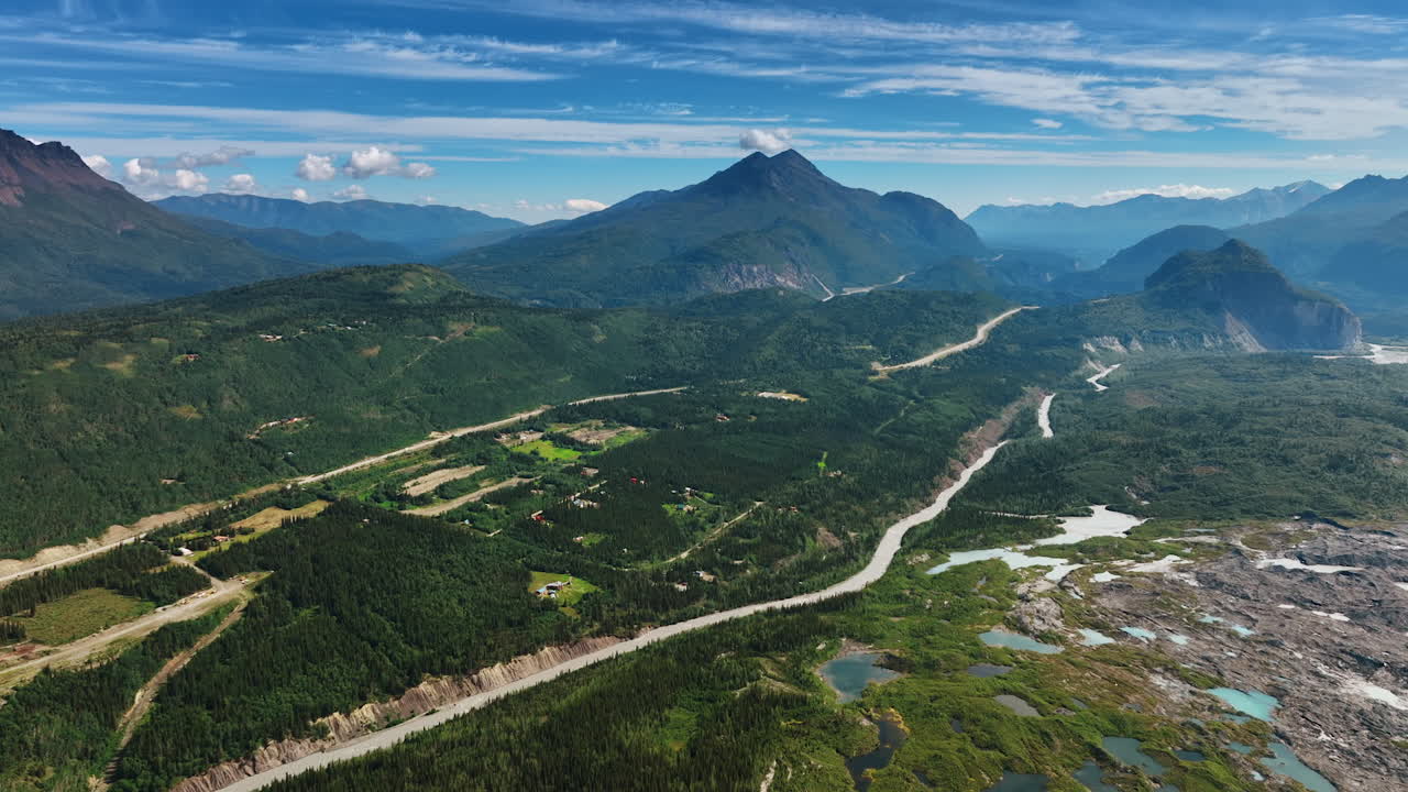 Alaskan kivikkoinen maisema, jossa on joitakin soisia osia. Upeat vehreät vuoret drone-videomateriaalista. Ilmakuva