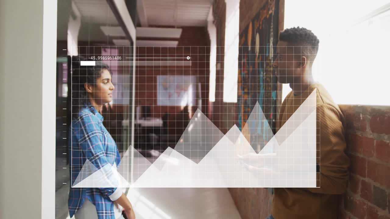 animación de diagramas sobre diversos colegas discutiendo el trabajo